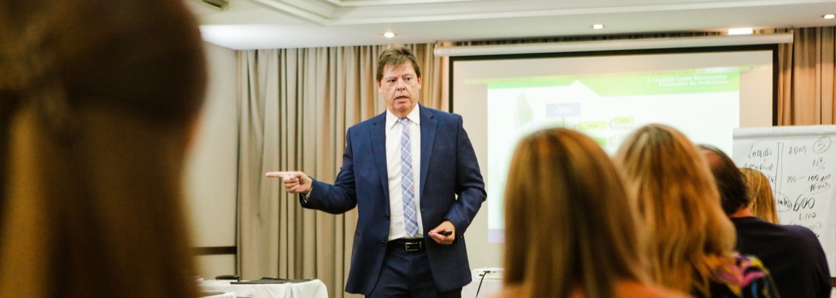 Rosalvo Barreto apresentando para uma turma de imobiliárias